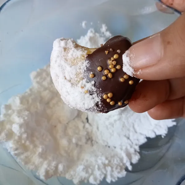 Masukkan sisi lain kue ke dalam gula halus. Walnut Choco Cookies siap dimasukkan ke dalam toples dan dijadikan sajian saat lebaran. Yummy