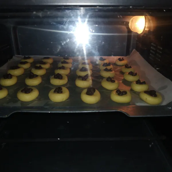 Panggang dengan suhu 140°C-150°C sampai berwarna coklat keemasan dan matang.