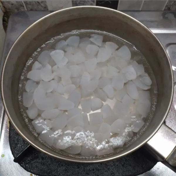 Rebus kolang-kaling dengan secukupnya air sampai mendidih.
Kemudian buang airnya dan bilas dengan air bersih.
Tiriskan dan sisihkan.