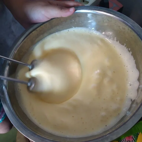 Mixer telur dan gula halus hingga pucat dengan kecepatan tinggi.