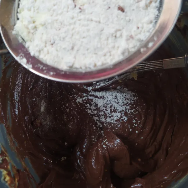 Masukkan tepung terigu, susu bubuk, tepung maizena dan coklat bubuk dengan cara diayak, aduk rata dan 3 kali bertahap.