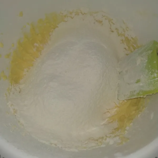 Tambahkan campuran tepung terigu, tepung maizena, susu bubuk, garam, vanili.