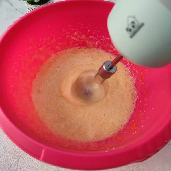 Mixer telur ayam, gula dan pasta vanila hingga mengembang dan gula larut.