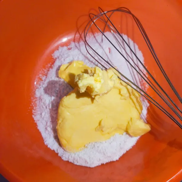 Langkah yang pertama siapkan tempat, masukkan margarin, gula pasir, aduk sampai rata.