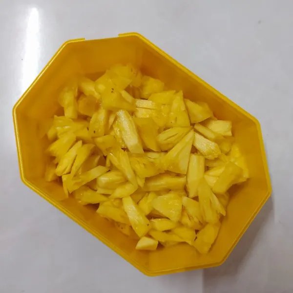 Kupas nanas, rendam sebentar dalam larutan air garam. 
Kemudian bilas dan potong nanas sesuai selera.