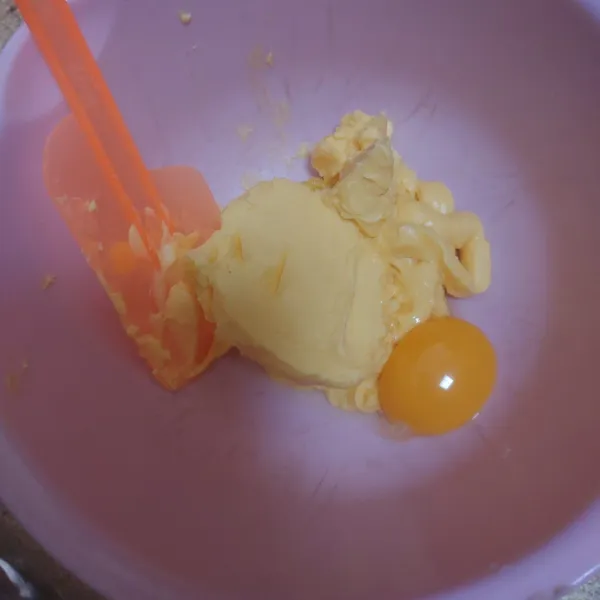 Aduk hingga tercampur butter, margarin dan kuning telur, lalu masukan gula halus aduk hingga merata.
