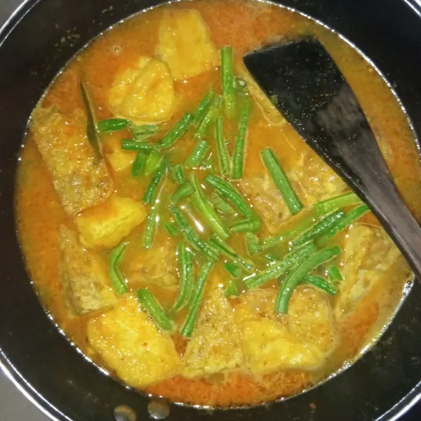 Masukkan tempe, tahu dan kacang panjang, masak hingga bumbu meresap ke dalam tahu, tempe dan kacang panjang empuk.