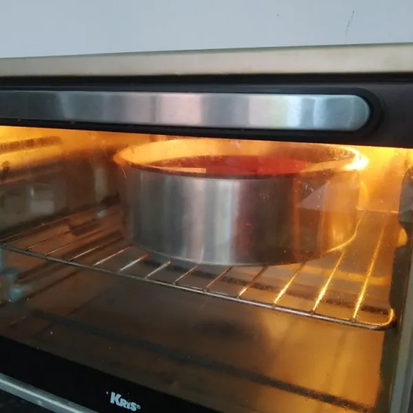 Masukkan ke dalam loyang ukuran 20 cm (bagi adonan menjadi 2 loyang) panggang dengan suhu 170°C selama 30-40 menit sesuai dengan oven masing-masing.