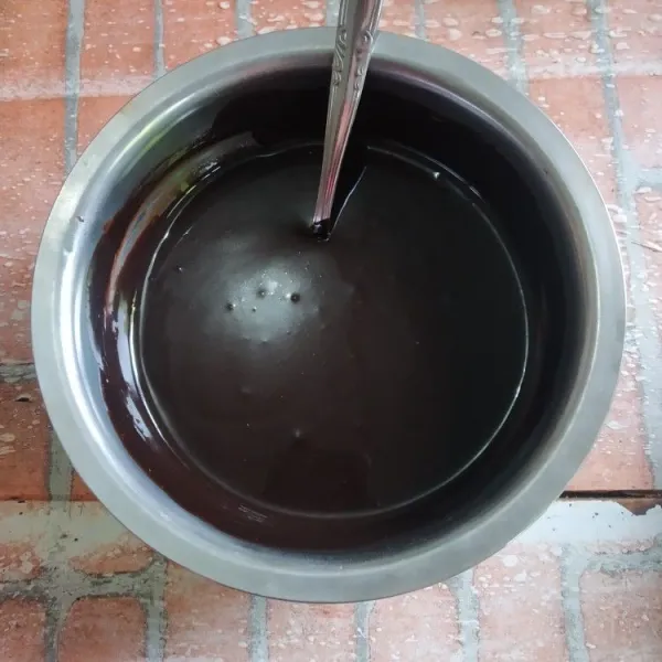 Buat chocolate ganache dengan melelehkan coklat compound dengan cara di tim, tambahkan whipped cream cair yang sudah dipanaskan (jangan sampai mendidih, asal hangat saja) aduk rata, tambahkan butter untuk memberikan efek shine. Simpan ganache di dalam kulkas agar mudah dioles.