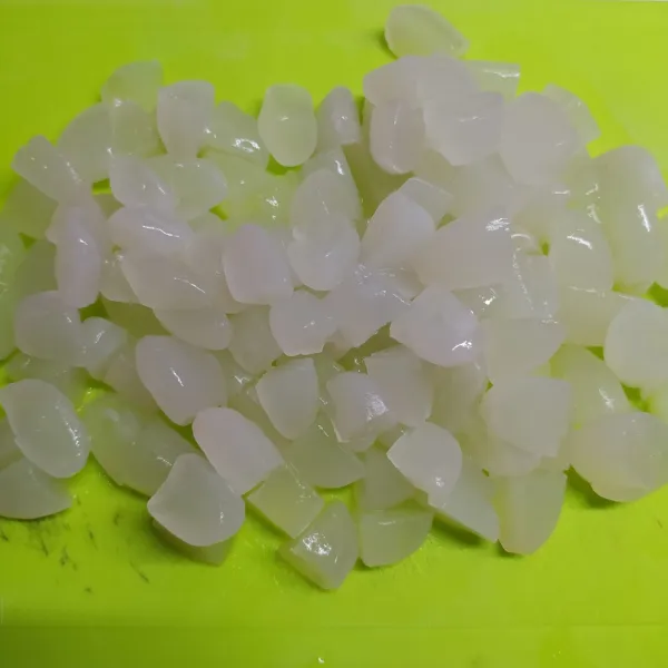 Cuci bersih kolang-kaling, kemudian potong dadu.