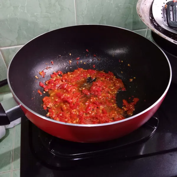 Panaskan minyak, tumis bawang merah dan cabai tadi hingga harum.