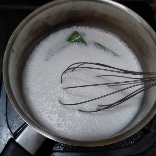 Masak bahan putih asal hangat saja, jangan sampai mendidih. Angkat dan sisihkan, untuk adonan hijau dan coklat lakukan hal yang sama.
