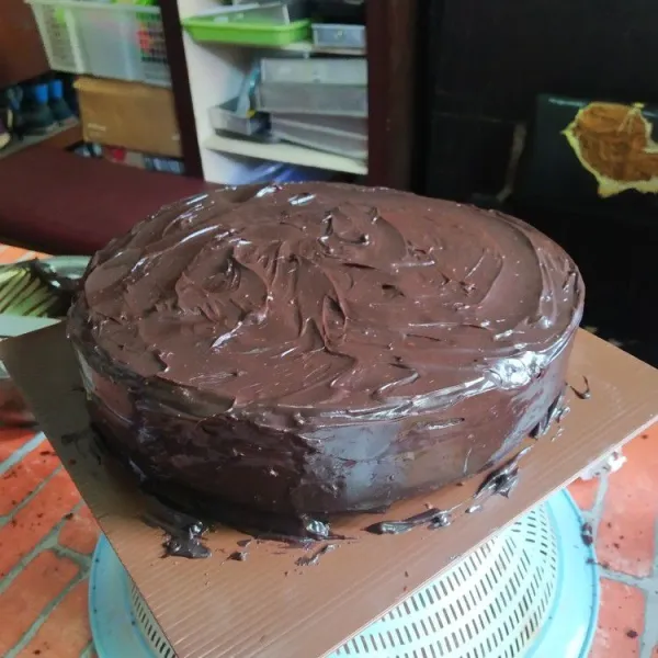 Simpan dalam lemari es hingga set, sajikan.