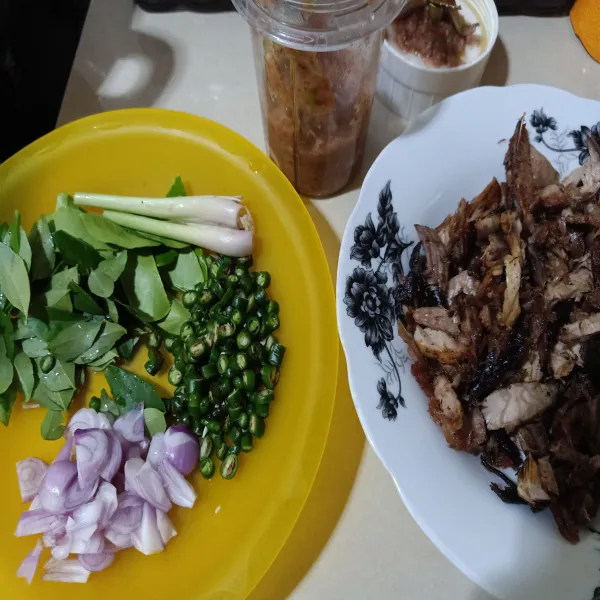 Siapkan bahan lain yang digunakan. Untuk tongkol suwirnya jangan terlalu lama digoreng supaya tidak keras.