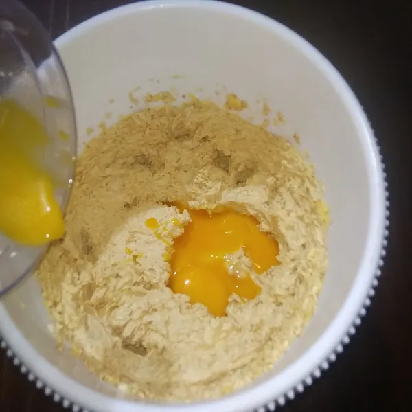 Masukkan telur, dan mixer kembali hingga adonan putih pucat mengembang, matikan mixer.