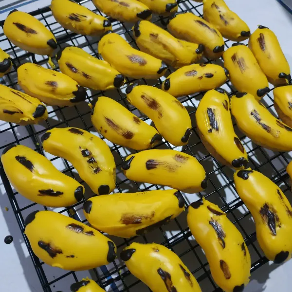 Setelah coklat pisang set, oles DCC di ujung dan tengah cookies. 
Tunggu hingga benar-benar kering, simpan di toples.