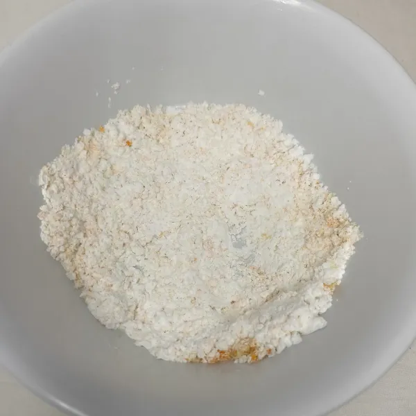 Campur tepung maizena dengan tepung panir/roti.