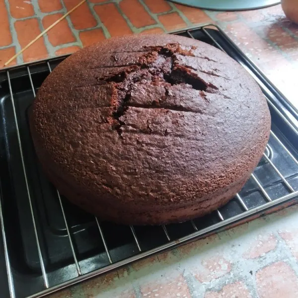Segera keluarkan cake dari loyang, biarkan dingin di atas cooling rack.