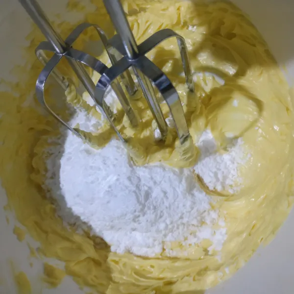 Mixer butter margarine hingga pucat selama 30 detik. 
Tambahkan gula halus, mixer asal rata.