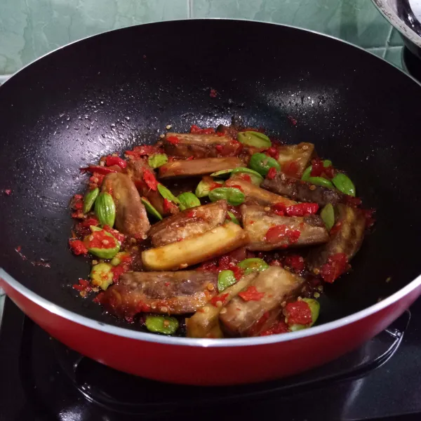 Masukkan terong, masak hingga matang.