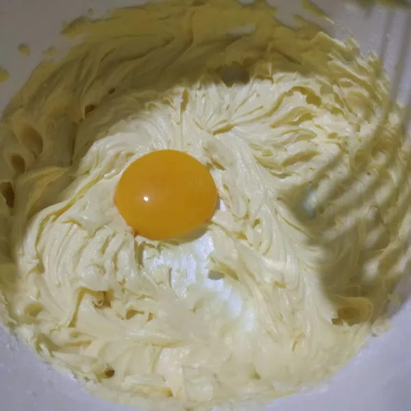 Mixer butter margarin dan gula hingga pucat, tambahkan kuning telur, mixer rata.
