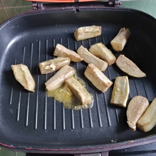 Kupas terong, potong sesuai selera. Bakar terong dengan butter margarin hingga wangi dan agak layu.
