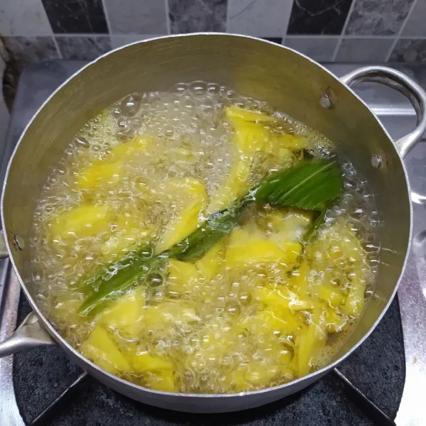 Masak nanas sampai air mendidih lalu matikan kompor. 
Tunggu sampai dingin, buang daun pandan dan cengkeh. 
Lalu simpan dalam lemari es. 
Enak dinikmati dingin.
