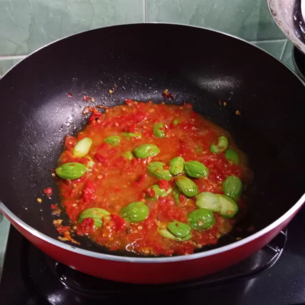 Masukkan petai, aduk rata. Tuang air, bumbui gula, garam dan kaldu bubuk, tunggu petai ½ matang.