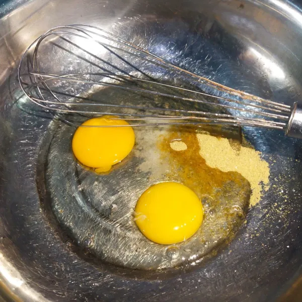Langkah yang pertama siapkan tempat kemudian masukkan telur, garam dan penyedap rasa, aduk sampai rata.