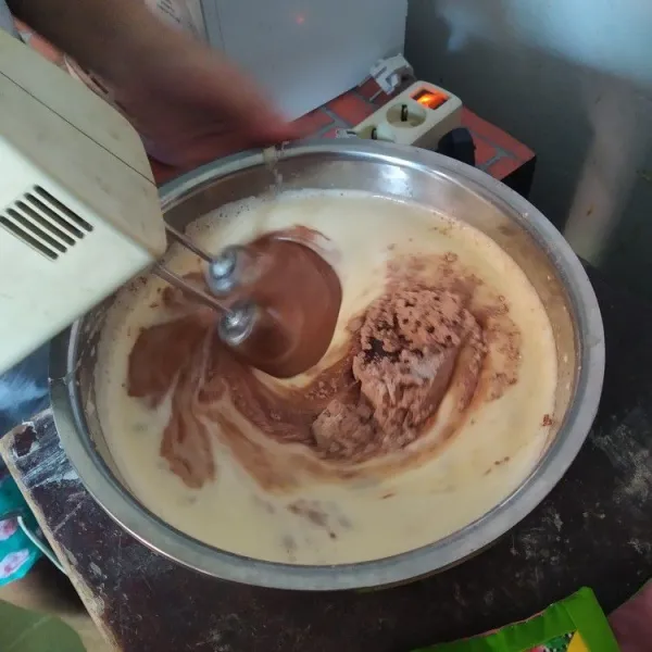 Mixer adonan dengan kecepatan rendah hingga tercampur rata.