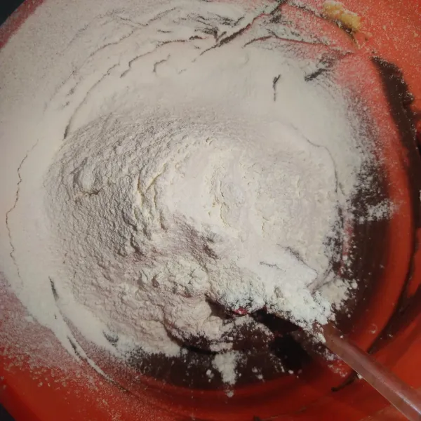Kemudian tambahkan tepung terigu, aduk sampai rata.