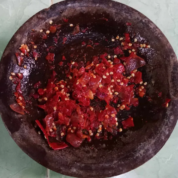 Ulek kasar bawang merah dan cabai merah keriting.