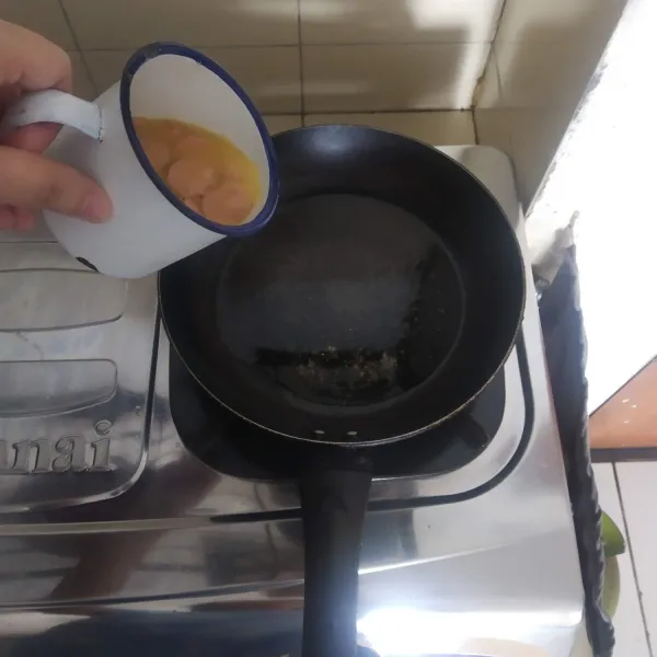 Panaskan minyak masukkan telur sosis.