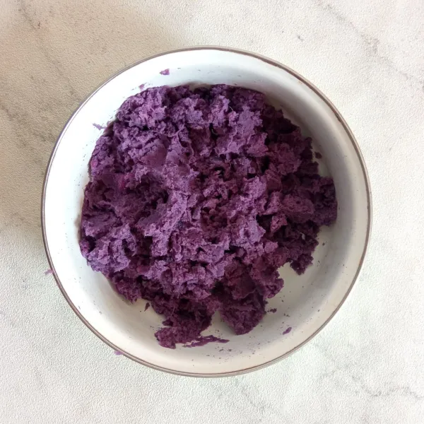 Kupas ubi ungu, cuci bersih kemudian kukus dan haluskan.