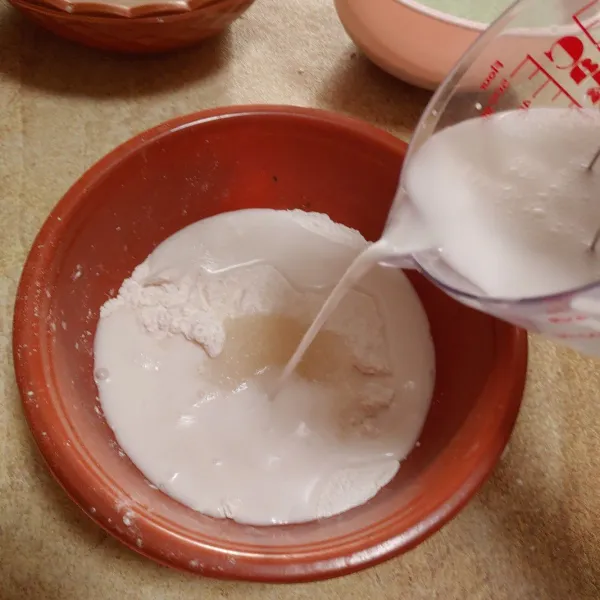 Untuk adonan putih, campur semua bahan tepung beras, tepung kanji, gula, garam dan santan. Aduk hingga merata. Sisihkan.