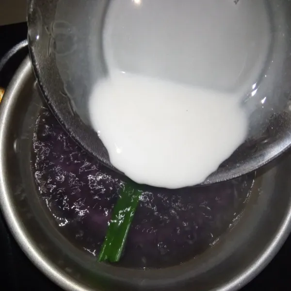 Rebus semua bahan kuah gula, masukkan larutan tepung maizena di tahap terakhir saat rebusan sudah mendidih. 
Aduk rata. 
Tiriskan candil kemudian masukan ke dalam kuah gula.