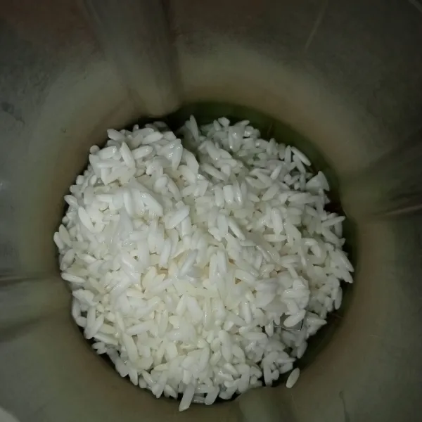 Masukkan beras yang sudah direndam ke dalam blender.