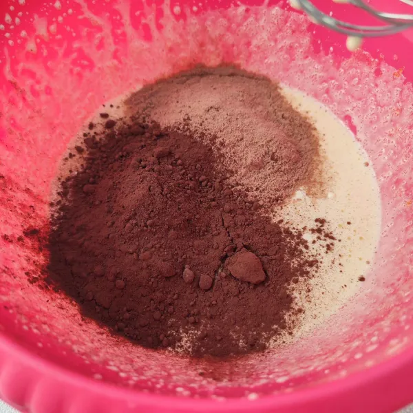 Masukkan coklat bubuk dan milo bubuk, mixer rata.