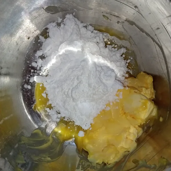 Mixer margarin, butter dan gula pasir selama 2 menit.