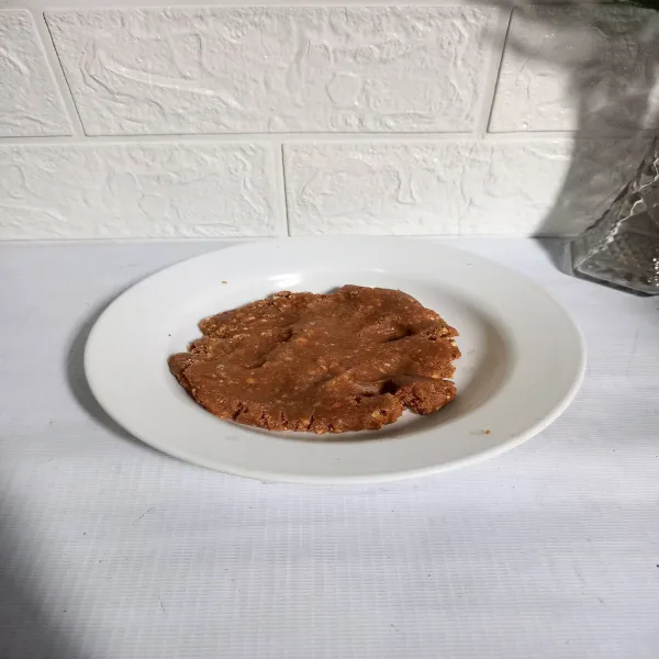 Tambahkan susu kental manis. 
Aduk sampai rata.