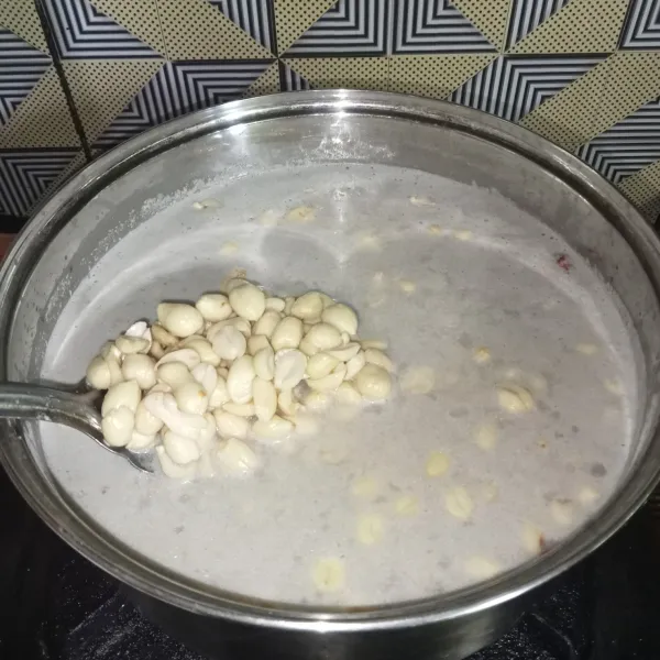 Kemudian masukkan kacang tanah kupas dan masak sambil diaduk-aduk sekitar 10 menit. 
Matikan kompor dan biarkan terendam sekitar 1 jam.