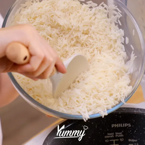 Membuat Nasi: Siapkan rice cooker, masukkan beras basmati yang telah dicuci bersih. Tuangkan air kaldu hasil rebusan ayam sebelumnya. Tambahkan saffron dan aduk rata dengan sendok. Kemudian tutup rice cooker dan masak hingga nasi matang. 
Tips: -bunga saffron opsional apabila sulit ditemukan dapat diganti dengan air kunyit.
-Pastikan air menutupi permukaan beras di rice cooker. Apabila dirasa kurang, boleh tambahkan air dan juga garam.