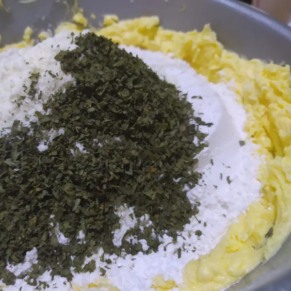 Masukkan tepung terigu, tepung maizena, susu bubuk, bawang putih bubuk dan parsley kering.