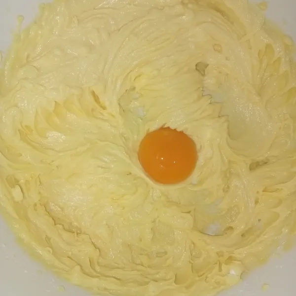 Campur gula, margarin dan garam. 
Mixer selama 2 menit sampai pucat. 
Masukkan kuning telur. 
Mixer cukup rata.