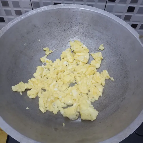 Masak telur jadi orak arik, lalu sisihkan dahulu.