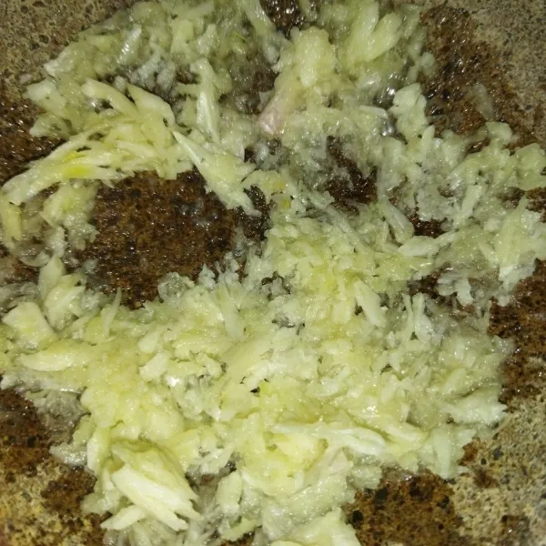 Siapkan bawang putih yang sudah diulek kasar.