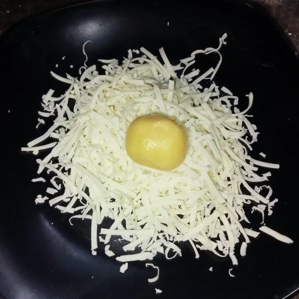 Kemudian celupkan ke dalam putih telur dan baluri dengan keju parut.