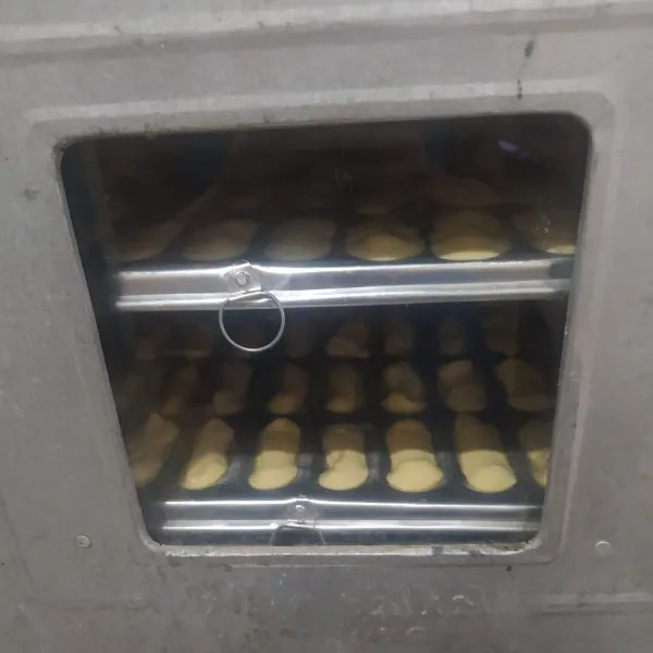 Panggang dengan suhu 150°C ( api sedang / atas bawah ) selama 25 menit. 
Panaskan oven sebelumnya, dengan suhu sama selama 10 menit ( di menit 12 tukar loyang ).