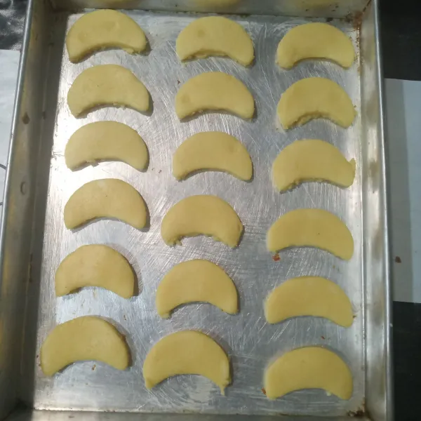 Tata dalam loyang yang sudah diolesi margarin tipis-tipis. 
Panggang dengan suhu 150°C selama 20-25 menit atau sesuaikan dengan oven masing-masing.