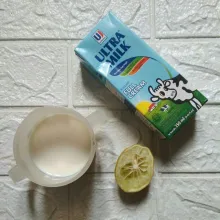 Buat buttermilknya terlebih dahulu, campurnsusu cair dan air jeruk nipis, aduk rata, diamkan 15 menit.
